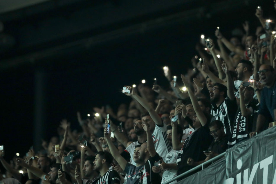 Die rund 40.000 Fans hatten zunächst mit ihren Handys geleuchtet.