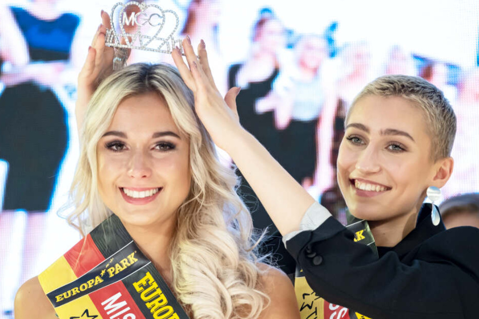 Sarah Wipperfürth (links) bekommt von der ehemaligen "Miss Niedersachsen 2018", Ioanna Palamarcuk, ihre Krone aufgesetzt.
