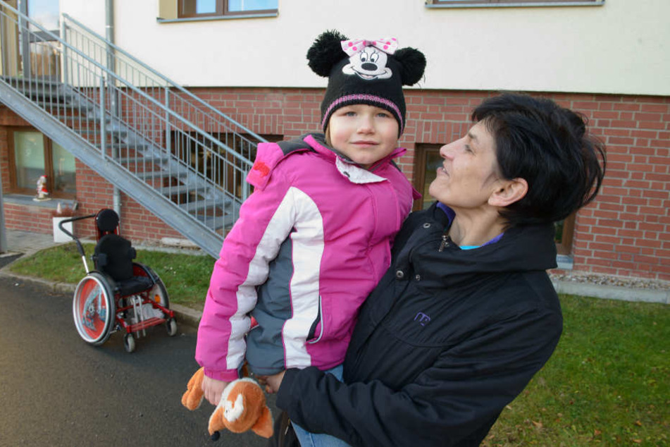 Das tapfere Duo braucht jetzt Hilfe: Jana Heinicke (37) braucht für den Alltag mit ihrer Tochter Sina-Sophie (5) dringend ein Auto.