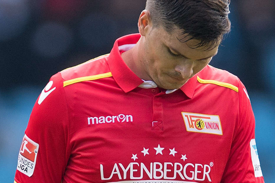 Ein niedergeschlagener Fabian Schönheim nach der Partie gegen VfL Bochum.
