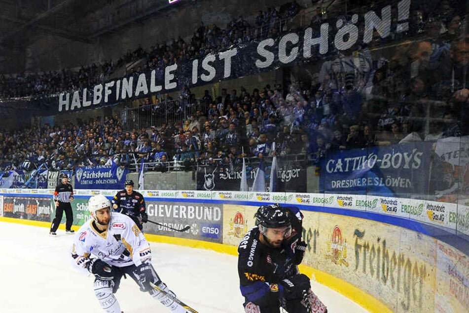 Letztes Jahr erzürnte sich Stewart über dieses Plakat, diese Saison wäre er über den Halbfinaleinzug froh.
