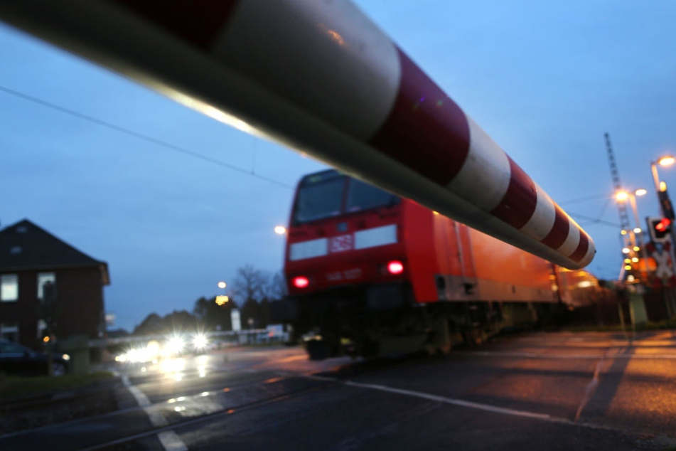 Der Mann wartete nicht an der Bahnschranke. (Symbolbild)