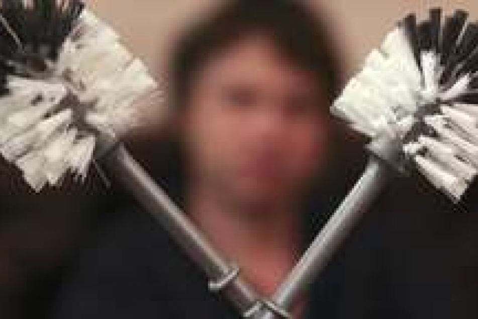 Der Mann drohte, Sanitäter mit einer Klobürste zu schlagen. (Symbolbild)