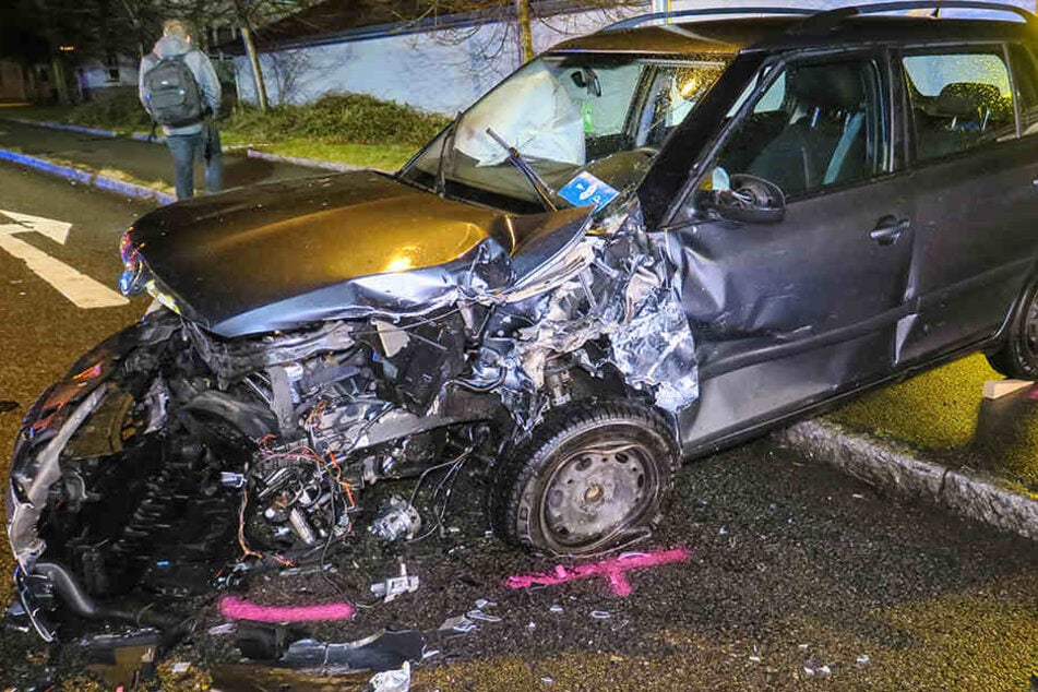 Der Skoda und ein Ford sind frontal ineinander gekracht.