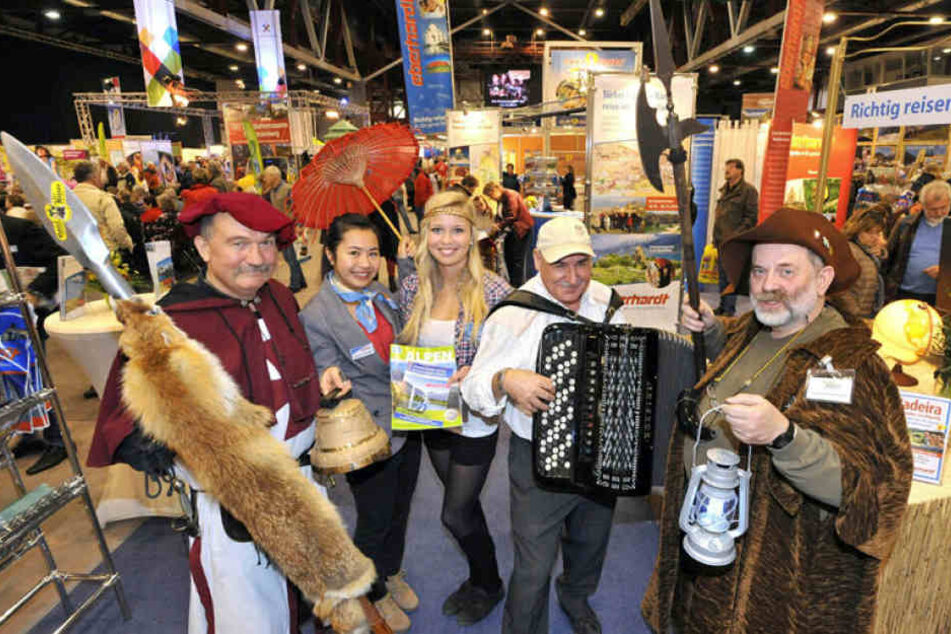 Auf der Reisemesse stimmen Veranstalter das Publikum mit passender Tracht auf exotische Länder oder an urige Ziele in der Heimat ein.