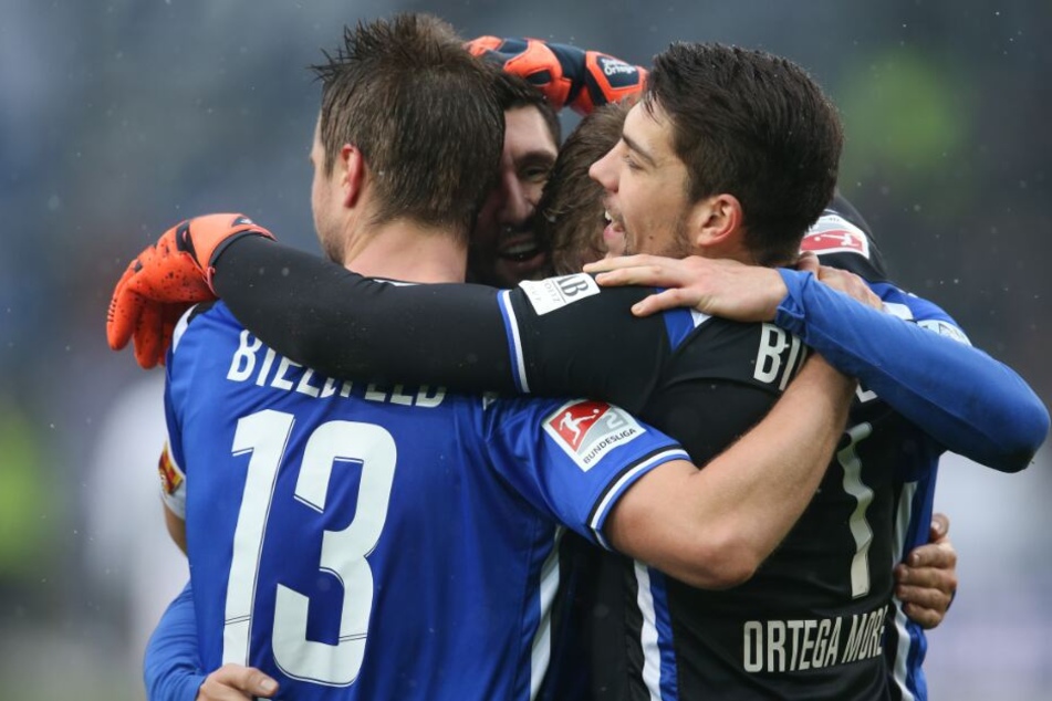 Auch beim Jahn Regensburg möchten die Spieler von Arminia Bielefeld wieder jubeln.