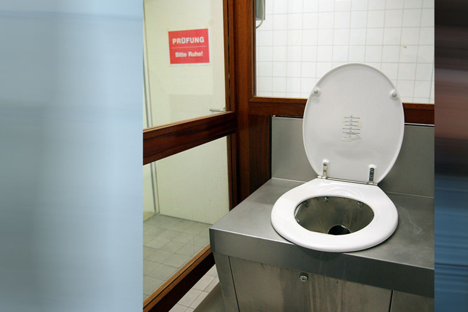 Es gibt sogenannte "Schluckertoiletten" - hier eine Spezialtoilette für Drogenschmuggler im Zollfahndungsamt auf dem Flughafen Frankfurt.
