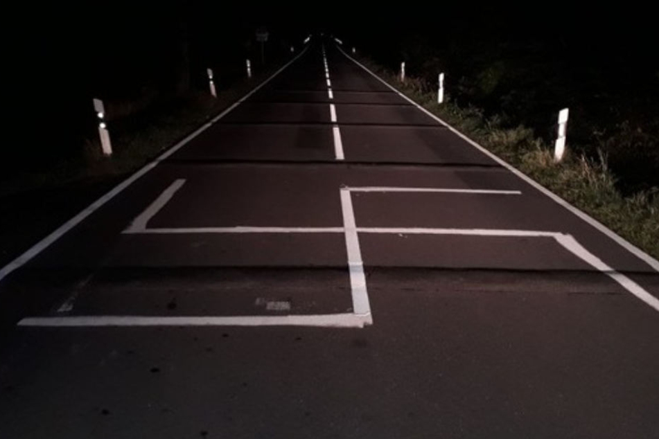 Das Hakenkreuz erstreckte sich über die gesamte Fahrbahn.