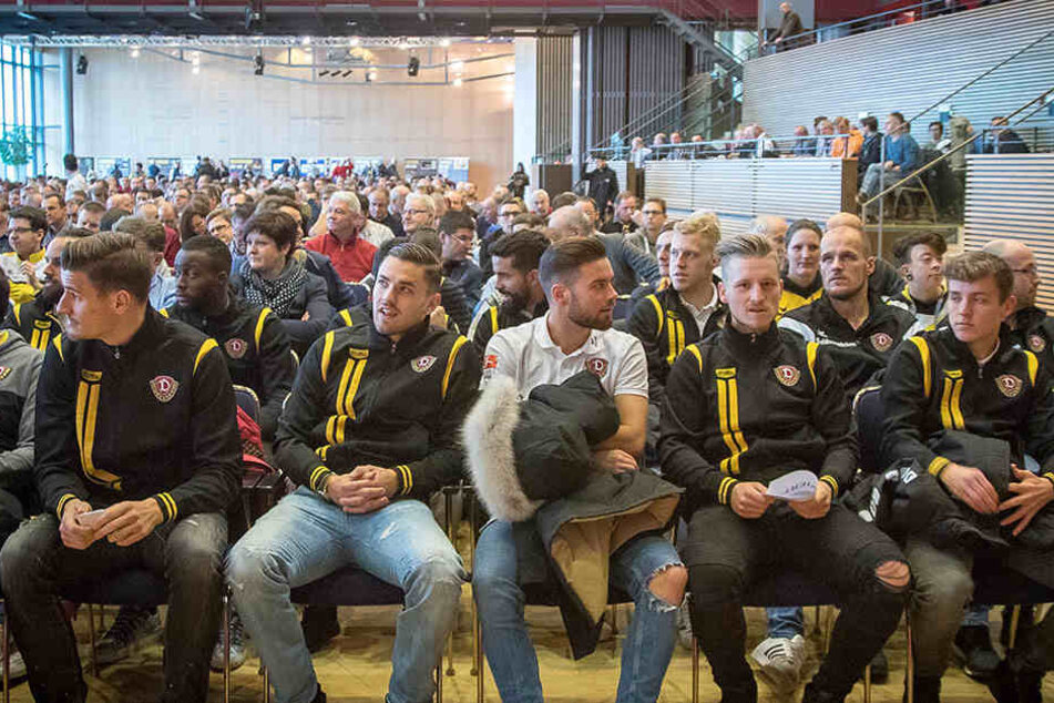 Auch die Mannschaft kam zur Mitgliederversammlung auf einen kurzen Besuch und
wurde mit Applaus verabschiedet.