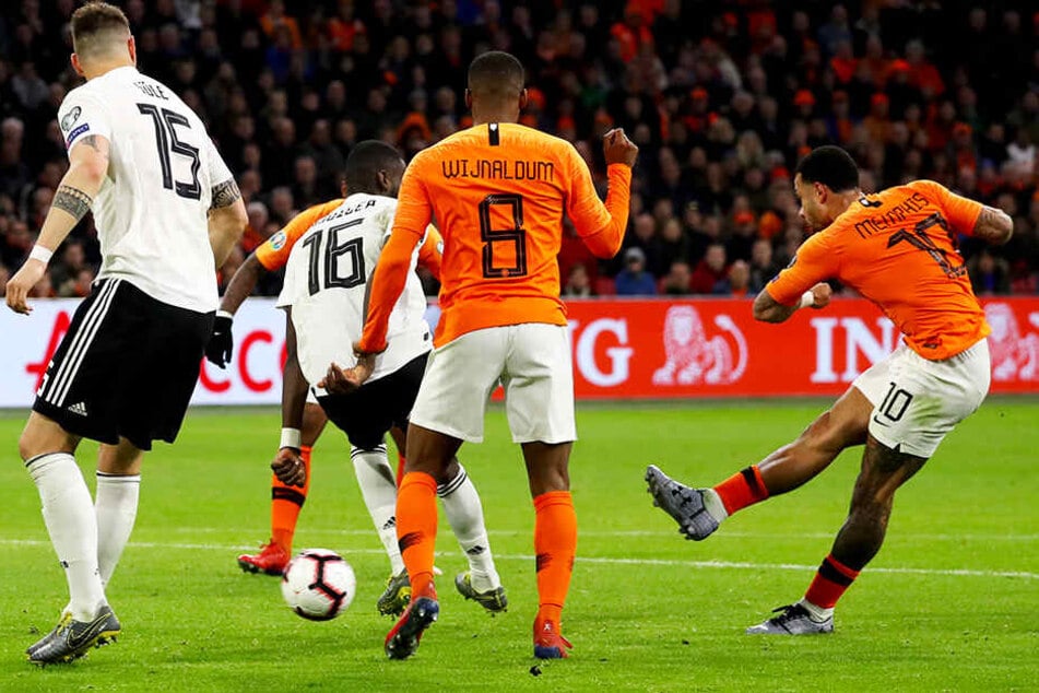 Hollands starker Angreifer Memphis Depay (r.) trifft mit einem verdeckten Schuss zum 2:2-Ausgleich für die "Elftal".