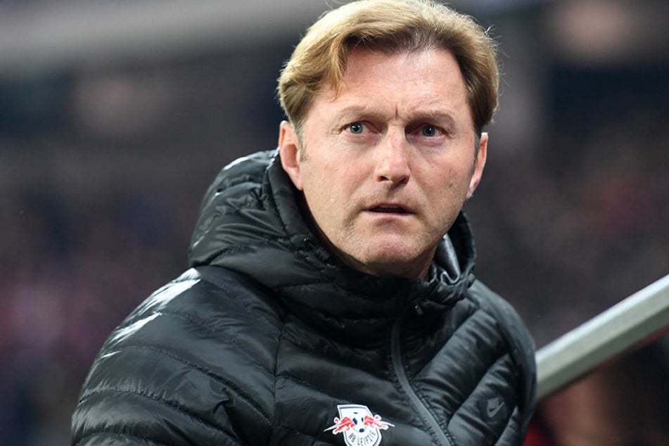 RB-Trainer Ralph Hasenhüttl blickt etwas besorgt in Richtung Ingolstadt-Spiel. Der Vizemeister-Titel ist für ihn das erklärte Saisonziel.