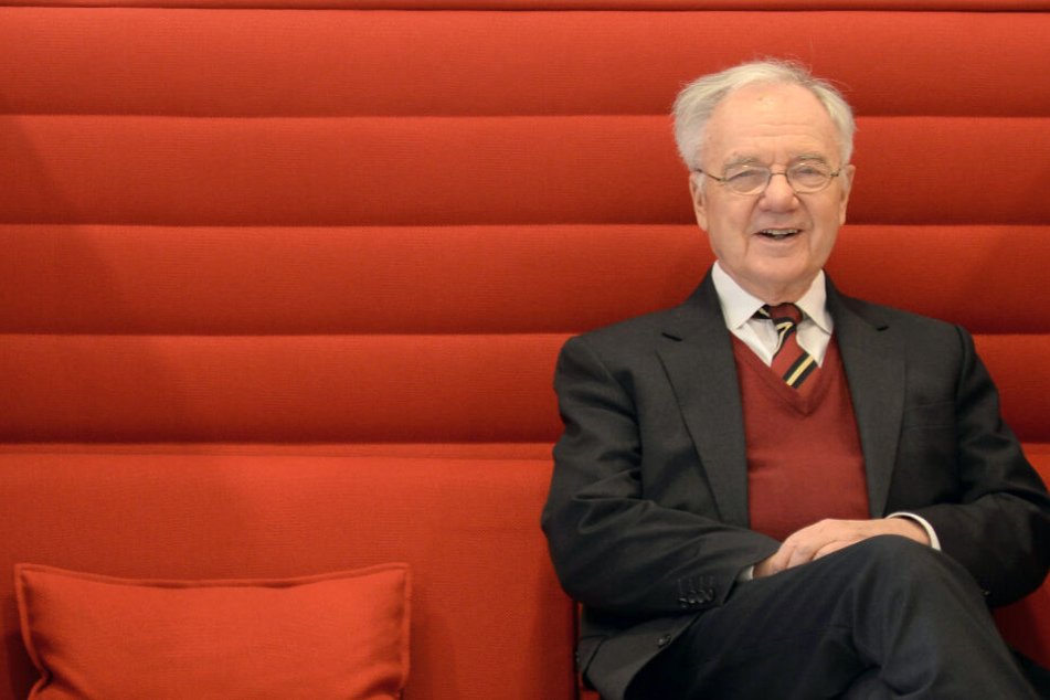 Manfred Stolpe, (SPD), ehemaliger brandenburgischer Ministerpräsident, sitzt während eines Interviewtermins im Landtag auf einer Couch. (Archivbild)
