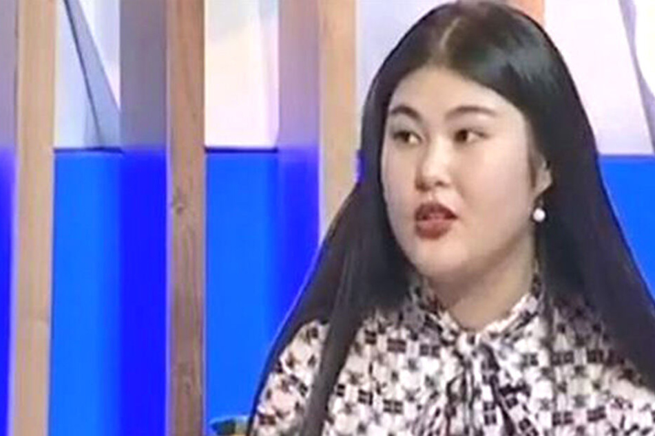 Aynur Thanibekova (19) will ihrer Mutter nicht länger auf der Tasche liegen und plant deshalb ihr Erstes Mal gegen Bezahlung.