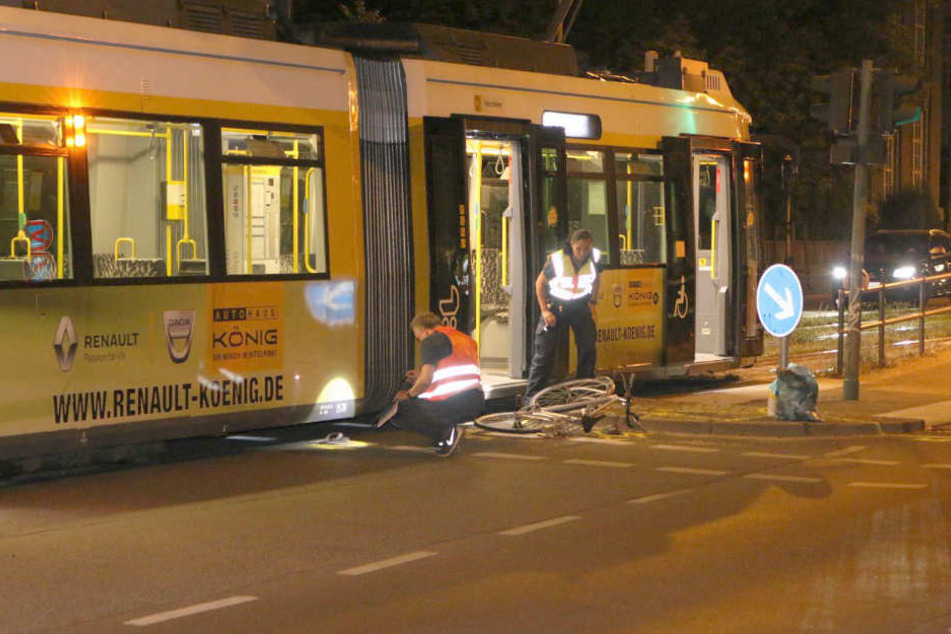 Die Unfallstelle wird vermessen und dokumentiert.