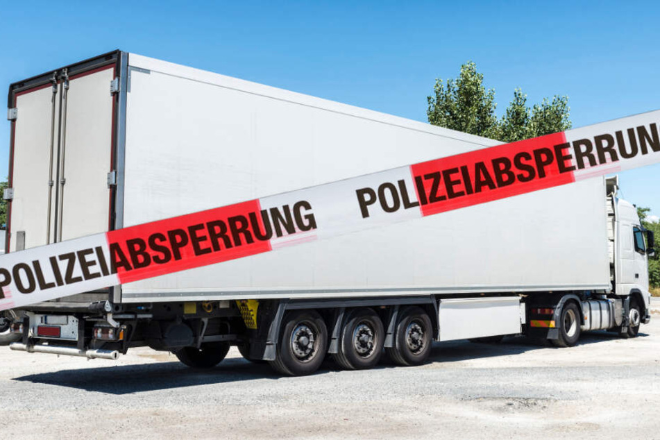 In seinem Führerhaus ist ein 59-jähriger Lastwagenfahrer entdeckt worden. (Bildmontage)