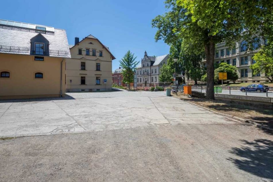 Alles ist vorbereitet, selbst das Rathaus ist geschmückt für die große Feier. Doch die fehlenden Fahrgeschäfte trüben die Stimmung.