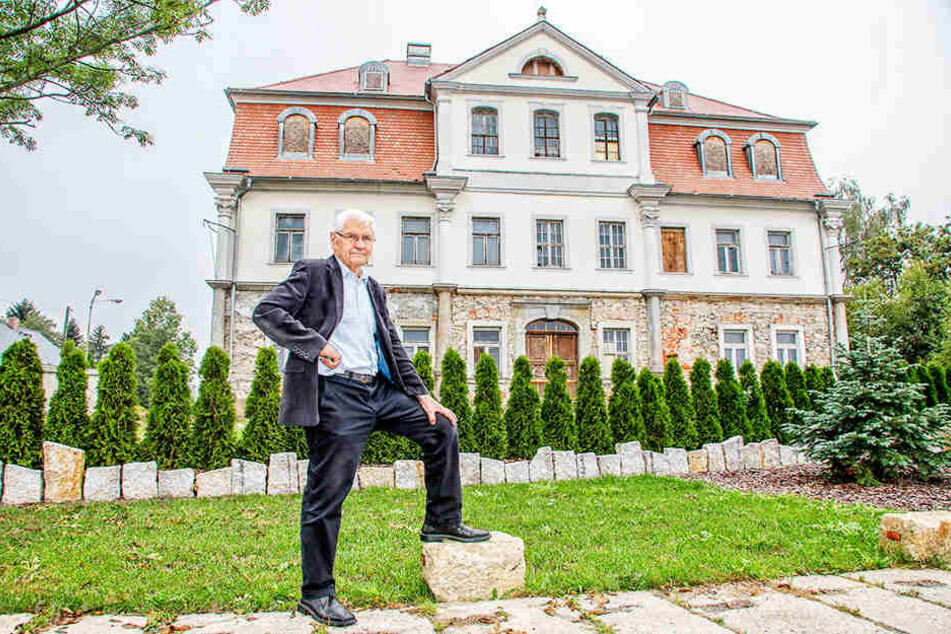Der Leutersdorfer Bürgermeister und Noch-Schlossherr Bruno Scholze (74, CDU) sucht einen Käufer, der das Schloss Leutersdorf wieder mit Leben füllt.