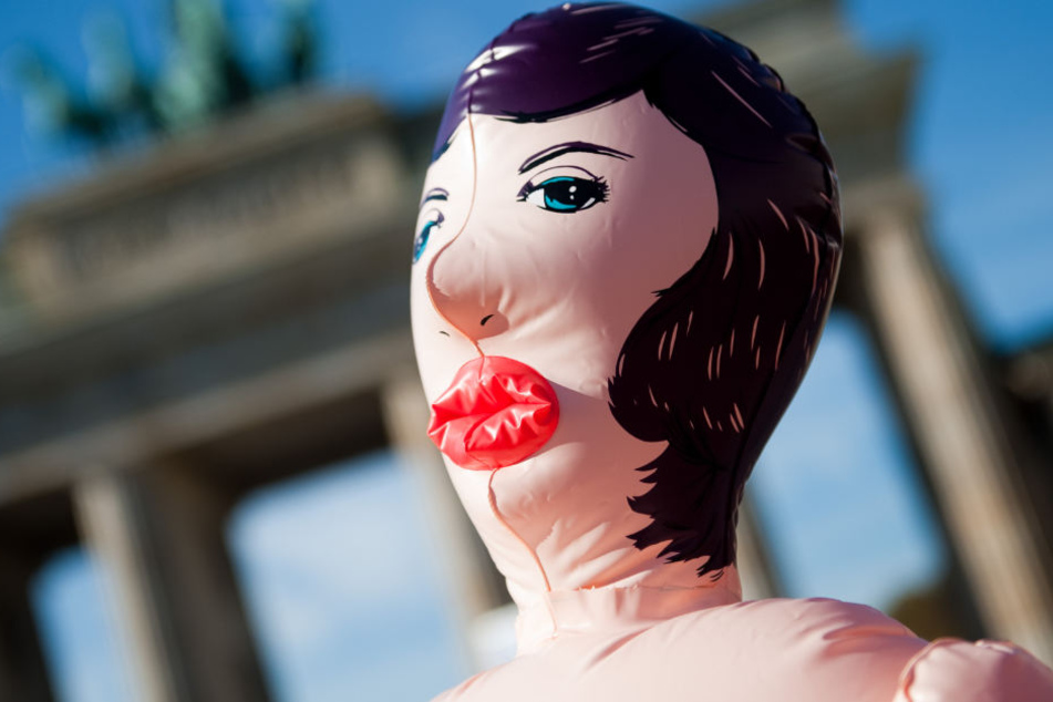 Mit Hakenkreuzen war die Gummipuppe beschmiert. (Symbolbild)