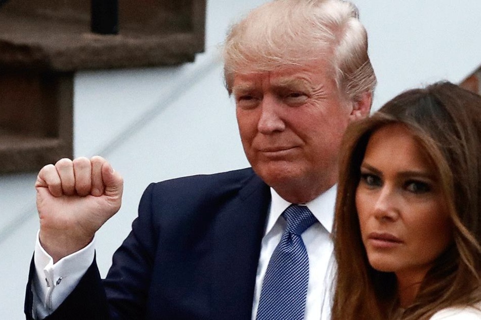 Unbeliebtester Präsident aller Zeiten? Ist doch gar nicht so schlecht! Donald Trump (71) mit Ehefrau Melania (47) am 14. Juli bei einem Golfturnier.