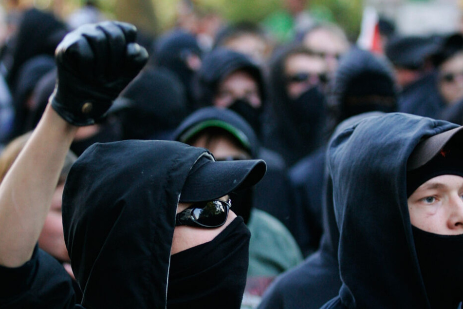 Etwa 50 Personen sollen zu der angreifenden Gruppe gehört haben. (Symbolbild)