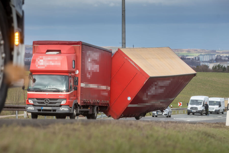 Der Anhänger des Lasters kippte aufgrund des starken Windes um.