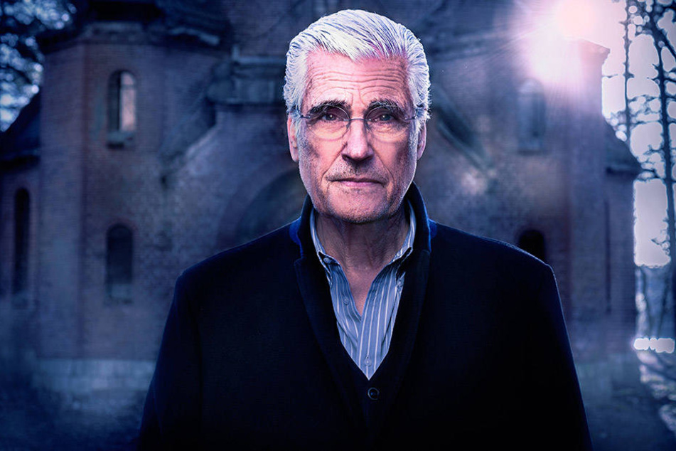 Seit einem Jahr moderiert Sky du Mont (70) die Mystery-Serie „Haunted -
Seelen ohne Frieden“, die paranormalen Aktivitäten nachgeht.
