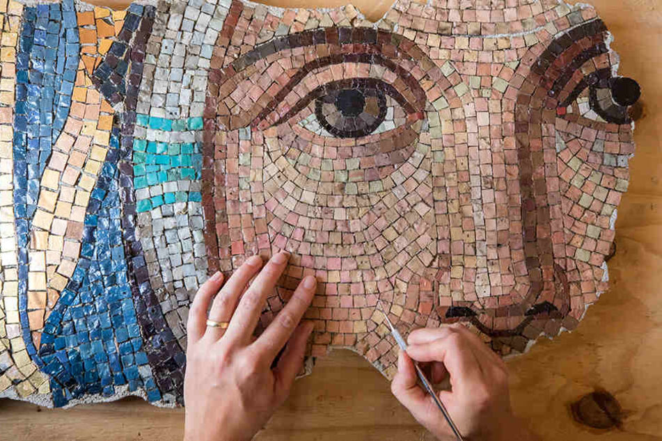 In feinster Handarbeit wird das riesige Mosaik restauriert.