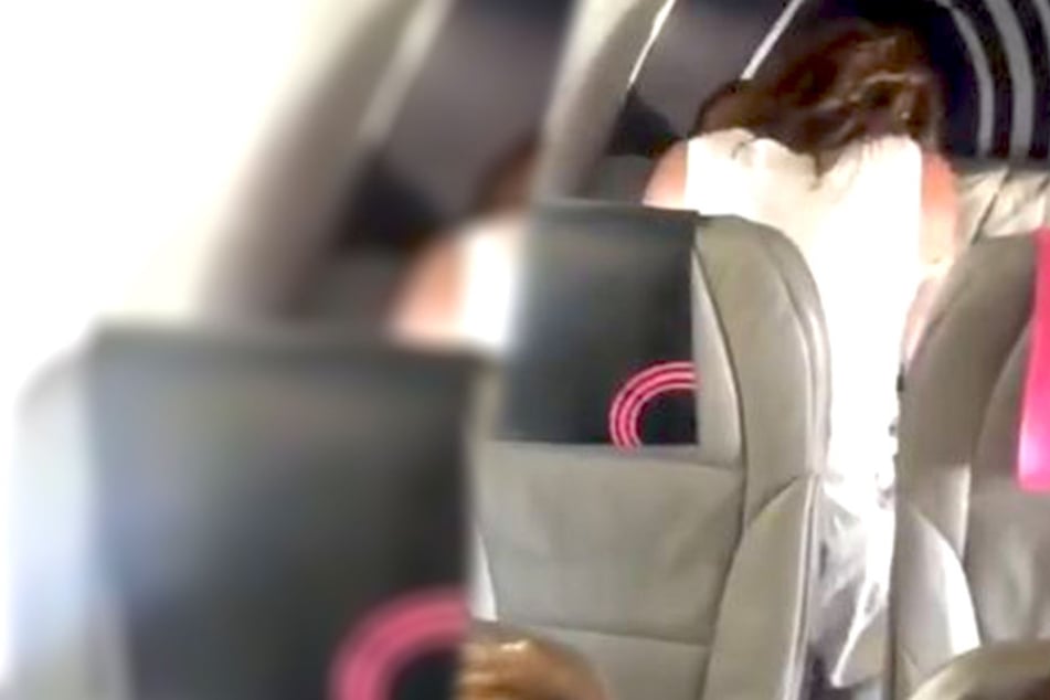 Rittlings sitzt eine Frau auf dem Schoß ihres Mannes und gibt sich ihm Hin. Und das in luftiger Höhe.