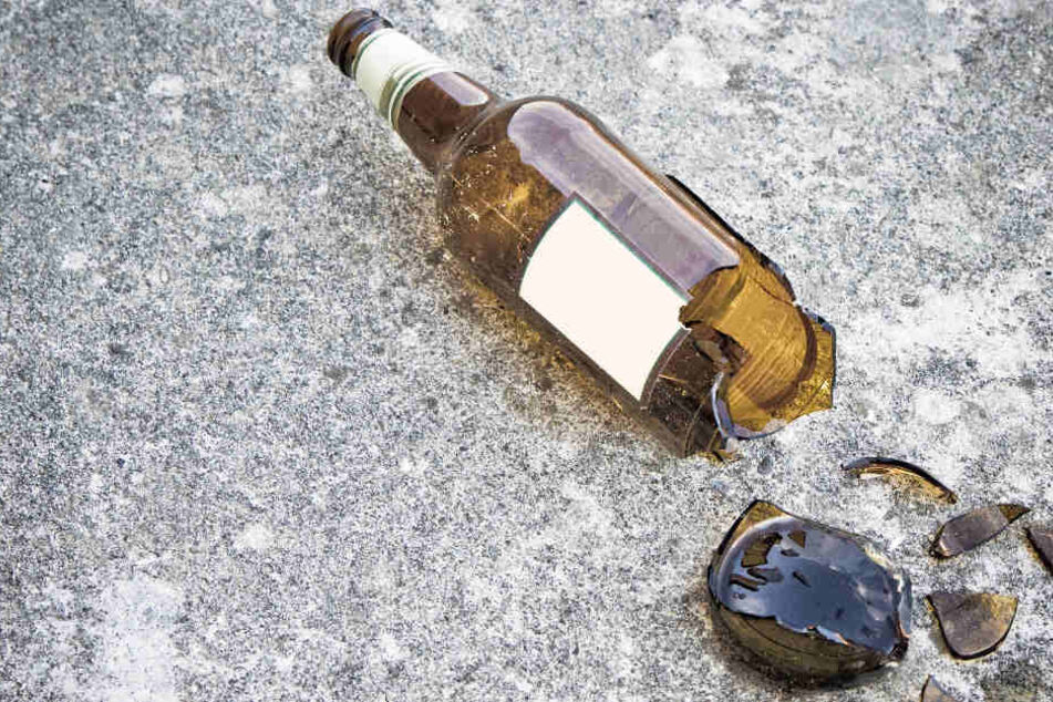 Andere Gäste bewarf sie mit einer Flasche. (Symbolbild)