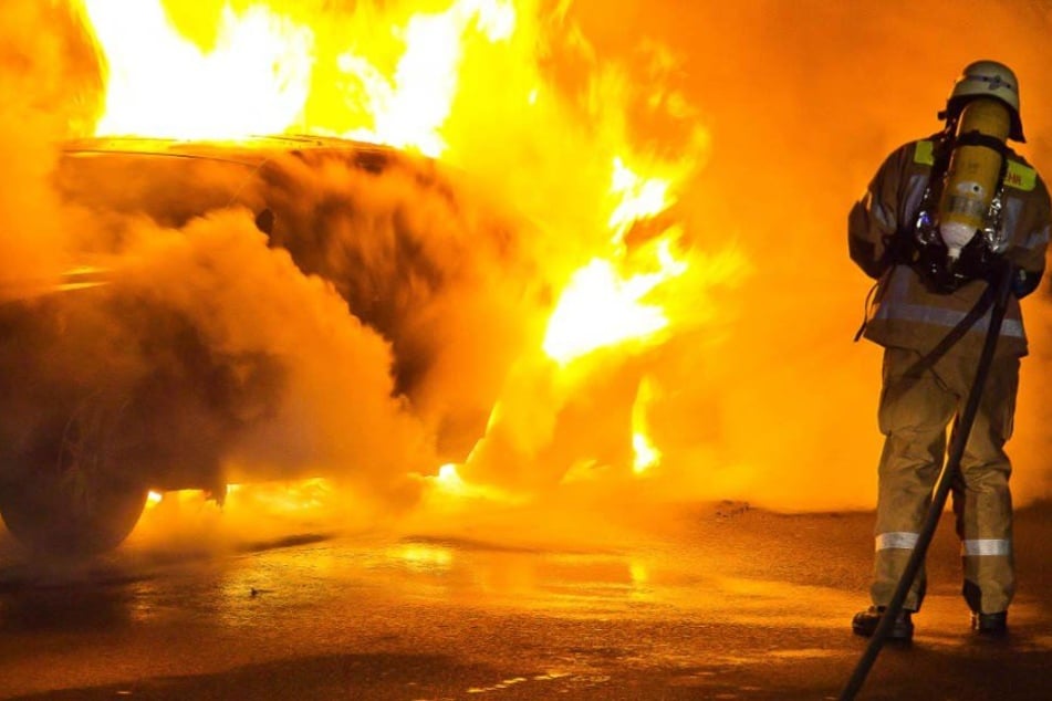 Sechs Autos zündete der Brandstifter bewusst an, acht weitere wurden auch beschädigt. (Symbolbild)
