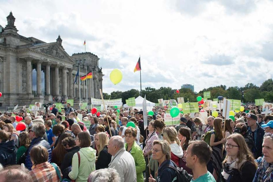 Beim "Marsch für das Leben" versammelten sich Abtreibungsgegner am Sonnabend in Berlin vor dem Reichstag.