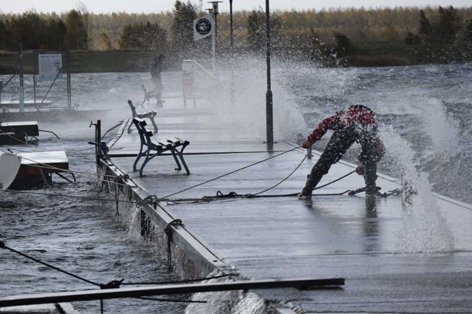 Am Leipziger Cospudener See versuchte man mit aller Kraft die Boot festzuziehen.