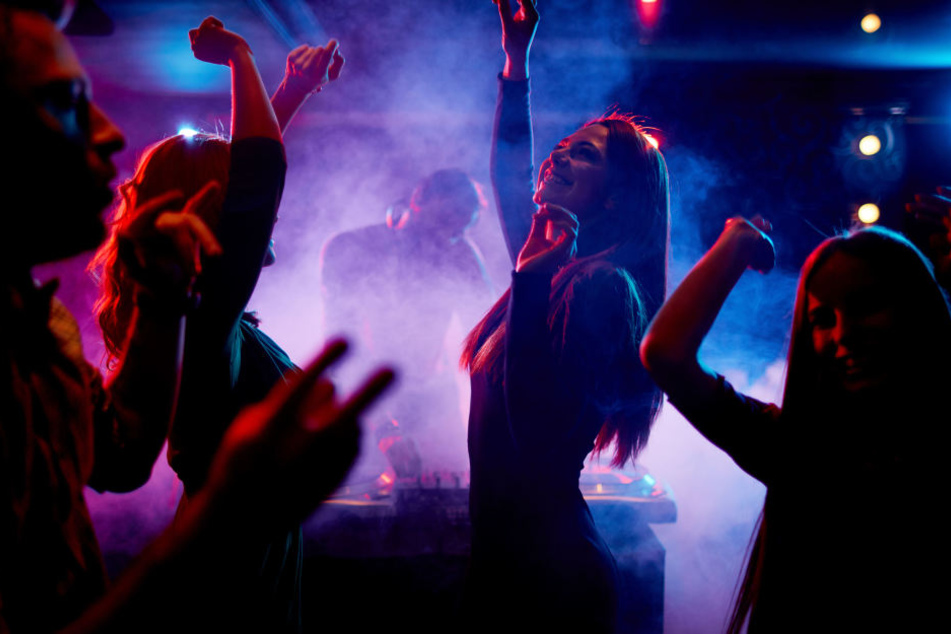 Auf sogenannten Goa-Partys hilft nicht allein die Musik, um in Stimmung zu kommen. (Symbolbild)