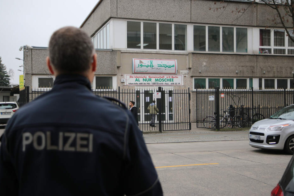 Die bekannte Al Nur Moschee wird während des Freitagsgebets von einem Polizisten geschützt.