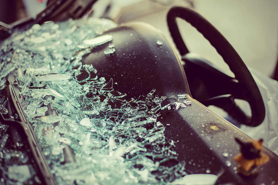 Drei Autos wurden bei dem Unfall aufeinander geschoben. (Symbolbild)