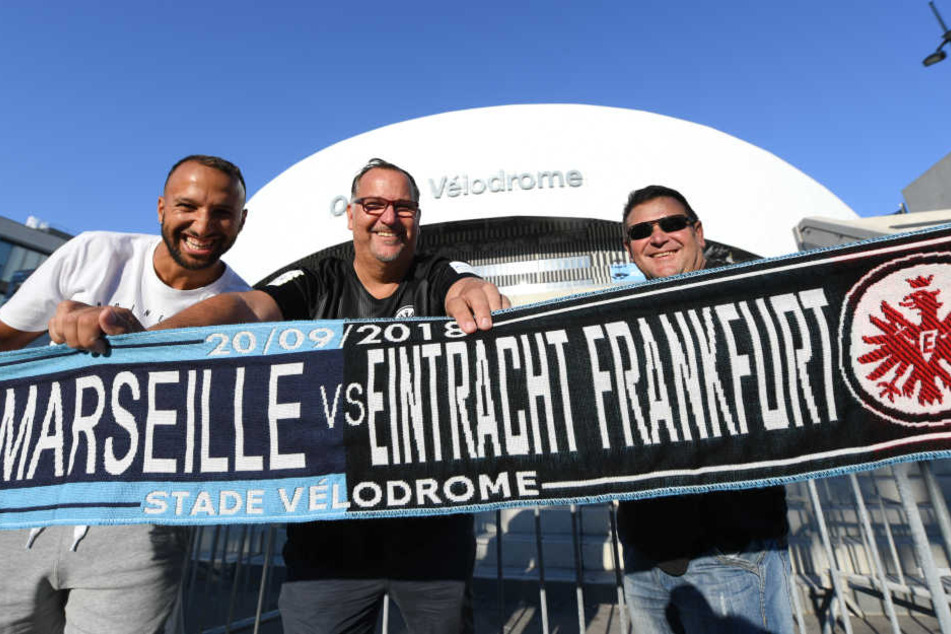Trotz Aufenthaltsverbot fand sich vor dem Stadion ein Eintracht-Fan ein.