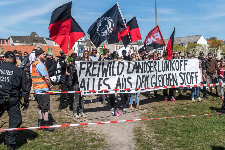 Demonstranten protestieren lautstark gegen ein Fanfest und ein kurzes Konzert der umstrittenen Südtiroler Deutschrock-Band Frei.Wild.