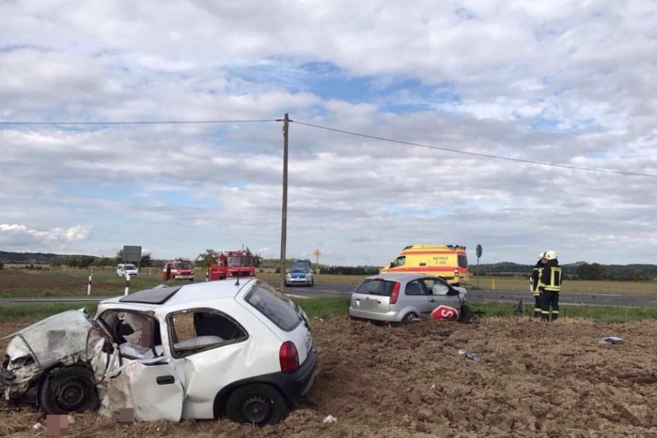 Bei dem heftigen Zusammenprall bei Böhlitz (Landkreis Leipzig) wurde ein 18-Jähriger in seinem Opel Corsa eingeklemmt und getötet.