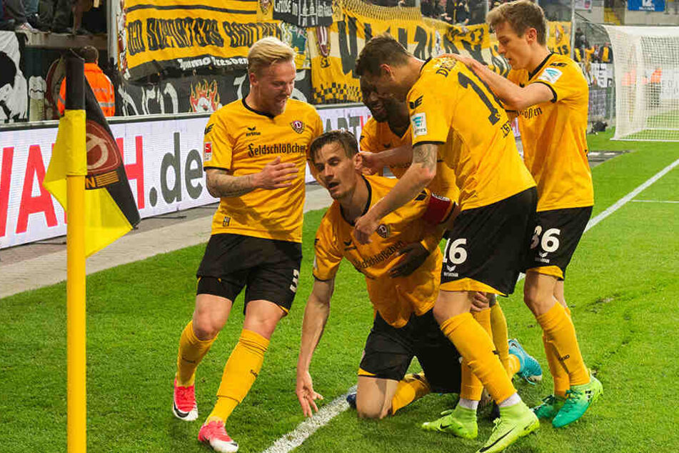 Schwarz-gelber Jubelhaufen und Siegtorschütze Stefan Kutschke auf Knien mittendrin.