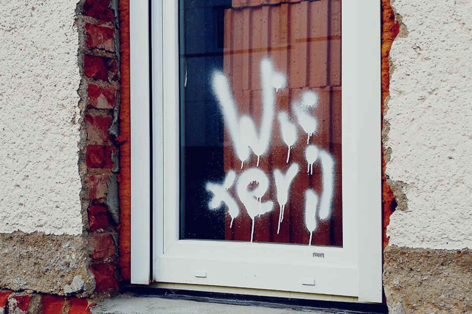 Diese unschöne Schmiererei befindet sich an einem Fenster im Erdgeschoss der "Party-Hochburg".