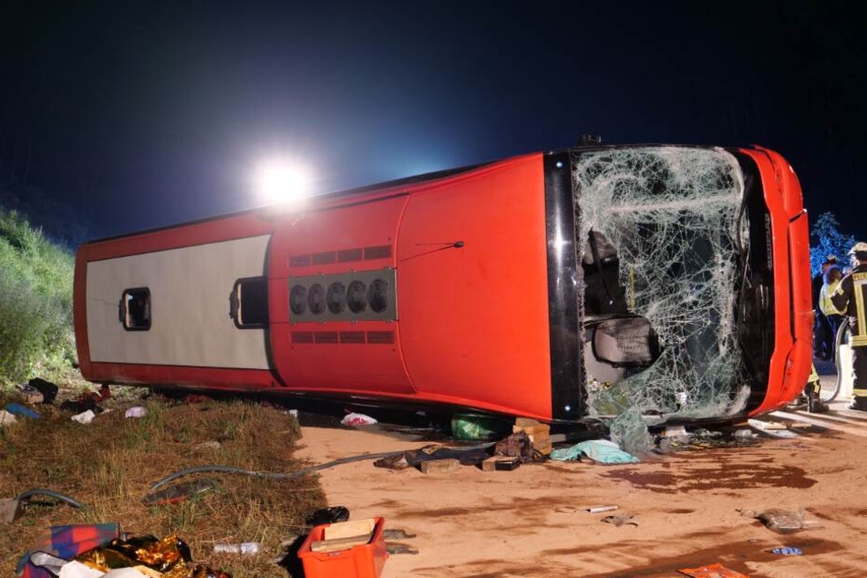 Bei dem Unfall war der Bus auf die Seite gekracht.