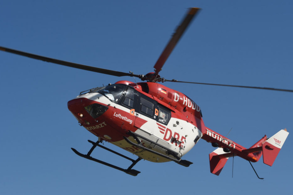 Der 28-Jährige stürzte einen Abhang hinunter. Mit einem Rettungshubschrauber wurde er ins Krankenhaus gebracht. (Symbolbild)