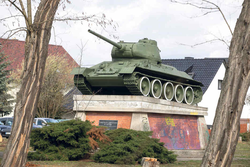 Der Panzer selbst wurde schon etwas rausgeputzt, die Tafel ist lesbar, doch der Sockel hat's noch bitter nötig. Zum Glück ist jetzt Geld da.