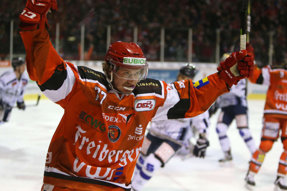 Robbie
Czarnik schlug dreimal zu und sicherte den Eispiraten so den Derbysieg.