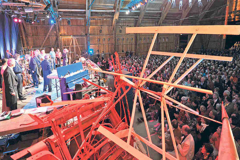 Stelzenfestspiele: Musik zwischen Landmaschinen in einer Scheune.