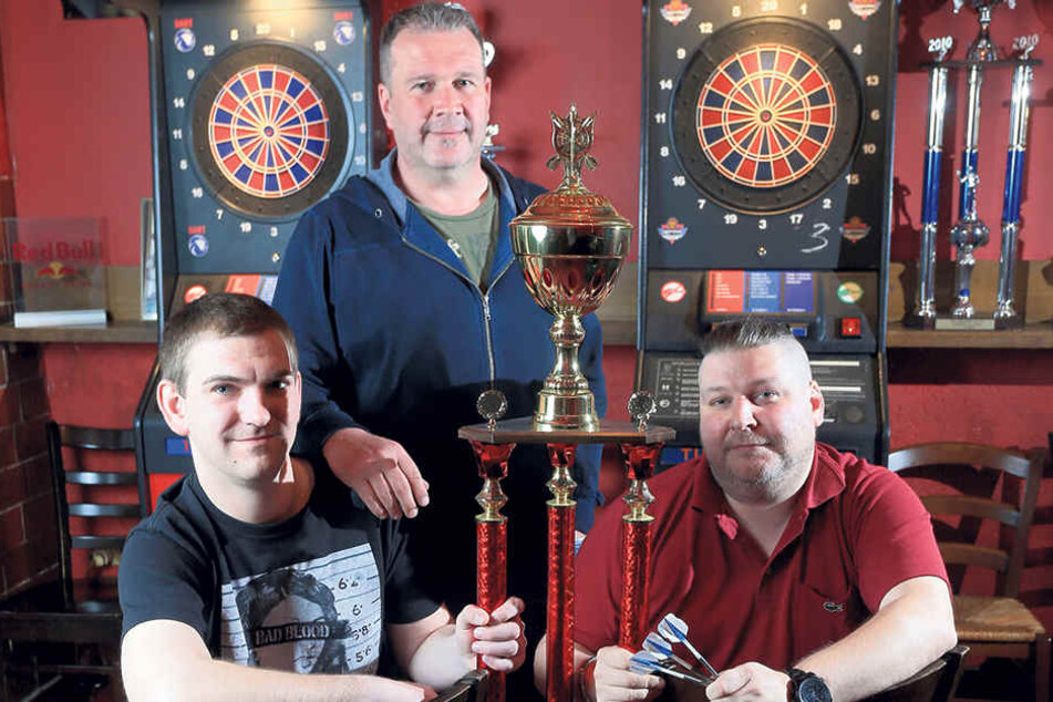 Kersten Müller (50, M.), Lars Dittbrenner (32, l.) und Frank Ittershagen (39)
vom Chemnitzer E-Darts-Team sind fit für Las
Vegas.