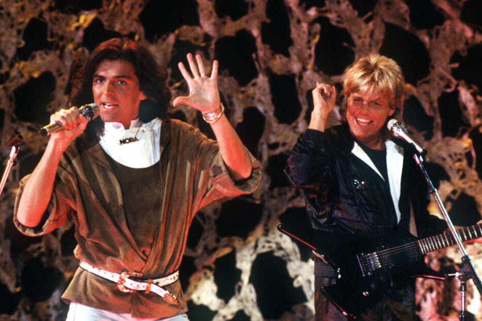 Thomas Anders (l.) und Dieter Bohlen singen am 11.11.1985 in Saarbrücken.