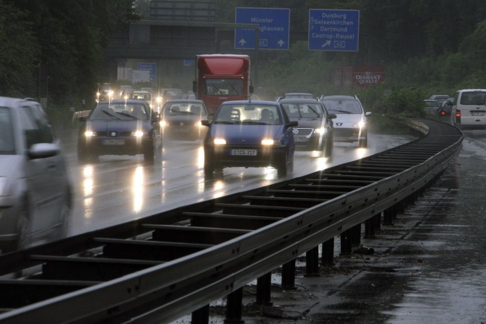 Auf der Autobahn 43 passierten gleichzeitig zwei Unfälle. (Symbolbild)