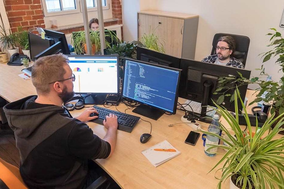 Die Chemnitzer Firma C.A.PE. IT entwickelt Software für technische Lösungen. Vorn Programm-Entwickler David Hein (32).