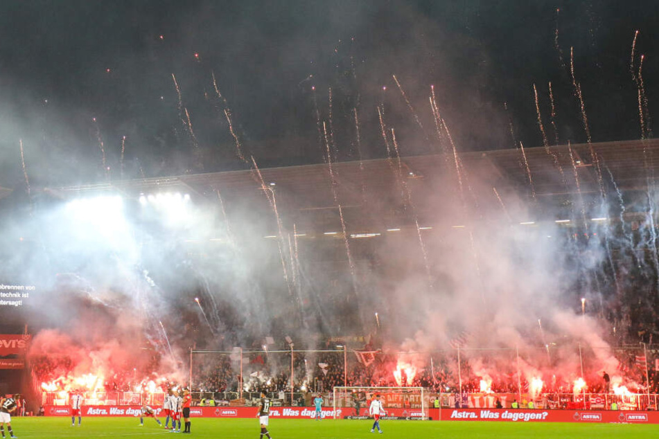 Auch beim Hamburger Stadtderby zwischen dem FC St. Pauli und dem Hamburger SV wurden zahlreiche Fackeln abgebrannt. Nicht selten kommt es zu Spielunterbrechungen aufgrund der Pyrotechnik in deutschen Stadien.